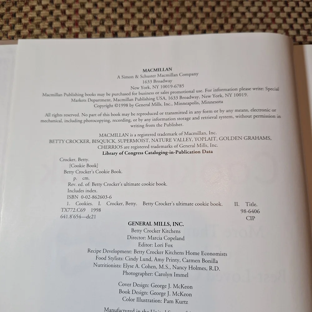 Betty Crocker's Cookie Book Copyright 1998 More Than 250 Recipes